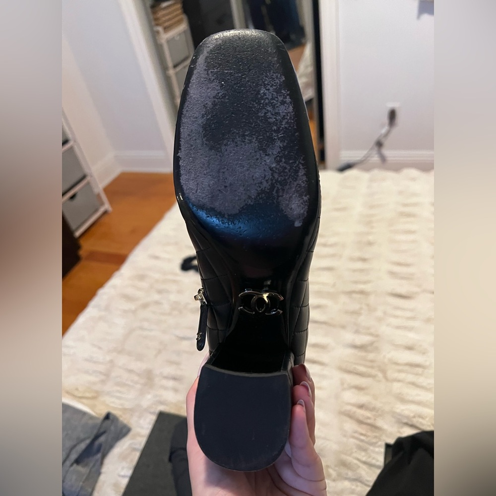 CHANEL lambskin and patent calfskin boot - Picture 4 of 8